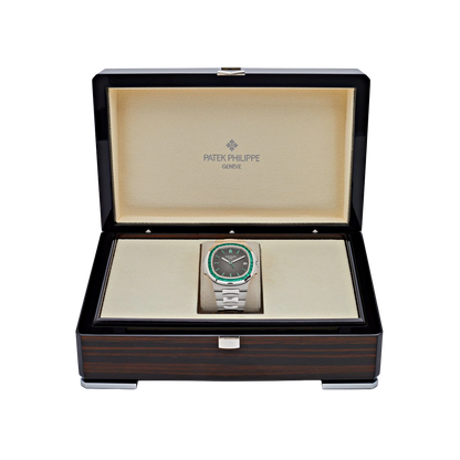 Nautilus 40mm 5711/113P-001 Platinum Charcoal Gray Dial Emerald Bezel